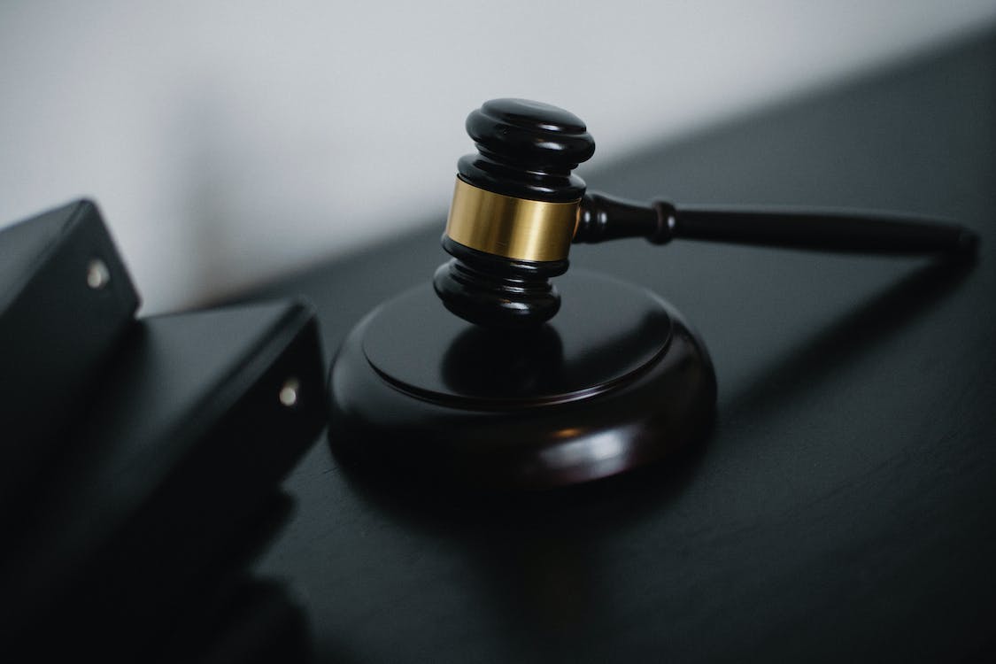 明知自己感染艾滋病還與他人發(fā)生性行為違法嗎？